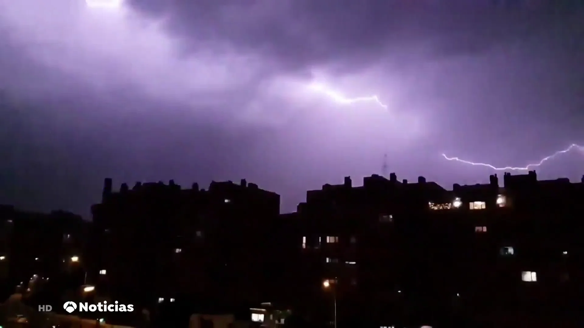 Un hombre, en estado grave al atravesarle un rayo mientras se refugiaba de la lluvia en Madrid