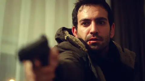 Demir, a punto de apretar el gatillo para librarse de Cemal Capítulo 17 de 'Mi hija'