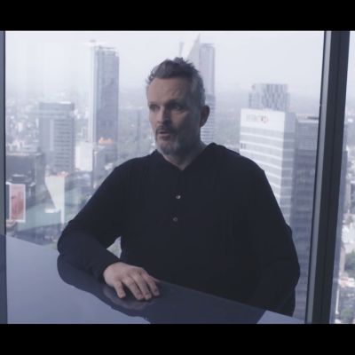Miguel Bosé explica lo que hay detrás de su polémica relación con su expareja y los hijos: "No es una familia, sino un acuerdo"