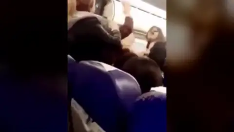 Pelea en un avión en Túnez Pelea en un avión en Túnez