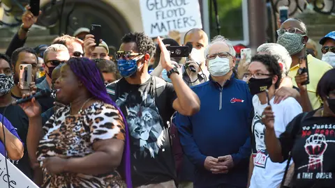 El gobernador del estado de Minesota, Tim Walz, (c) en una protesta en Mineápolis por la muerte de George Floyd. El gobernador del estado de Minesota, Tim Walz, (c) en una protesta en Mineápolis por la muerte de George Floyd.