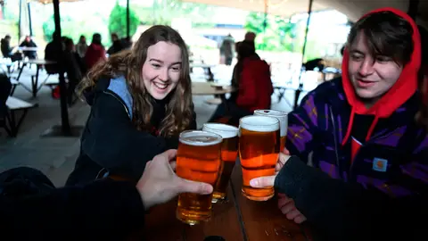 Reino Unido podría alcanzar hoy la inmunidad de grupo coincidiendo con la reapertura de pubs y restaurantes Reino Unido podría alcanzar hoy la inmunidad de grupo coincidiendo con la reapertura de pubs y restaurantes