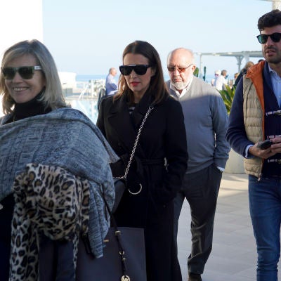 Los padres de Paula Echevarría junto a la actriz y Miguel Torres