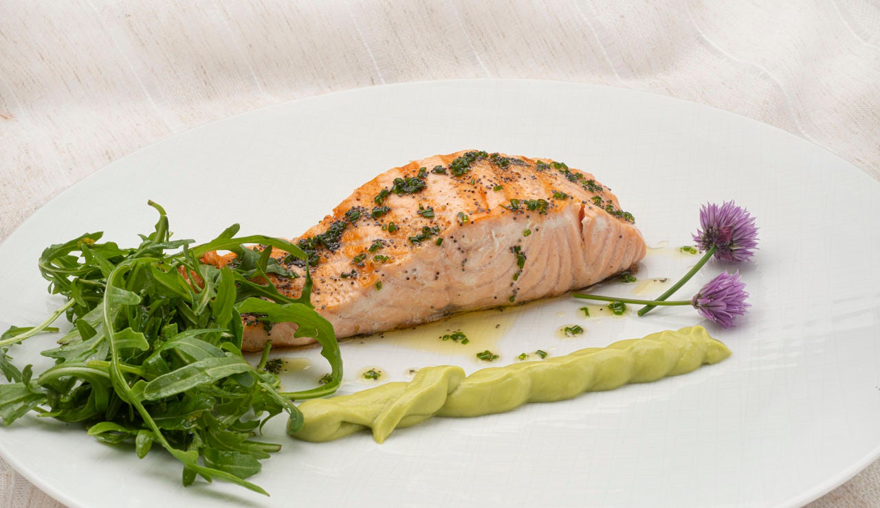 "Receta rápida" de Karlos Arguiñano: salmón con aguacate y rúcula