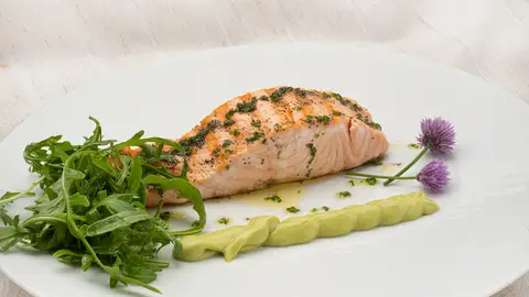 "Receta rápida" de Karlos Arguiñano: salmón con aguacate y rúcula