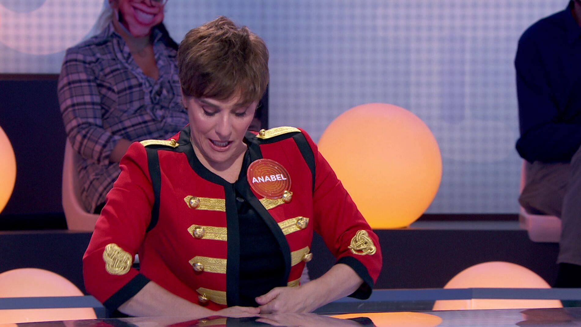 El look de Anabel Alonso, a debate: ¿Domador, general o botones?