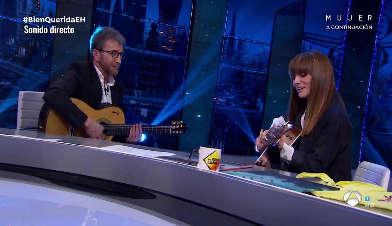 La Bien Querida emociona interpretando 'De Momento Abril' con Pablo Motos a la guitarra La Bien Querida emociona interpretando 'De Momento Abril' con Pablo Motos a la guitarra