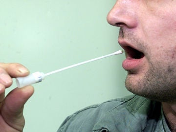 Un hombre se somete a un test de saliva