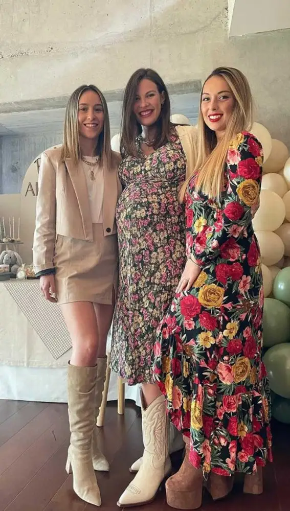 Jessica Bueno junto a sus amigas en la baby shower 