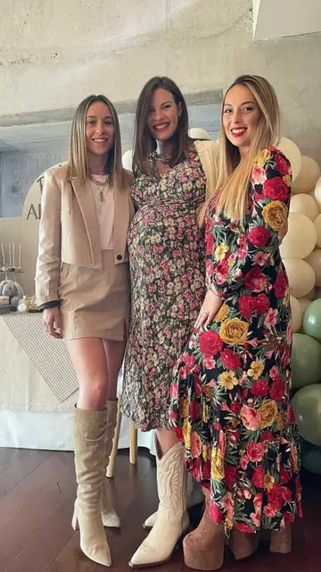Jessica Bueno junto a sus amigas en la baby shower Jessica Bueno junto a sus amigas en la baby shower
