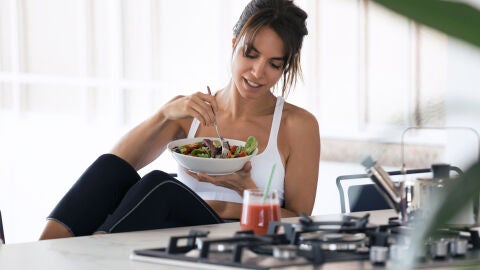 Comiendo ensalada