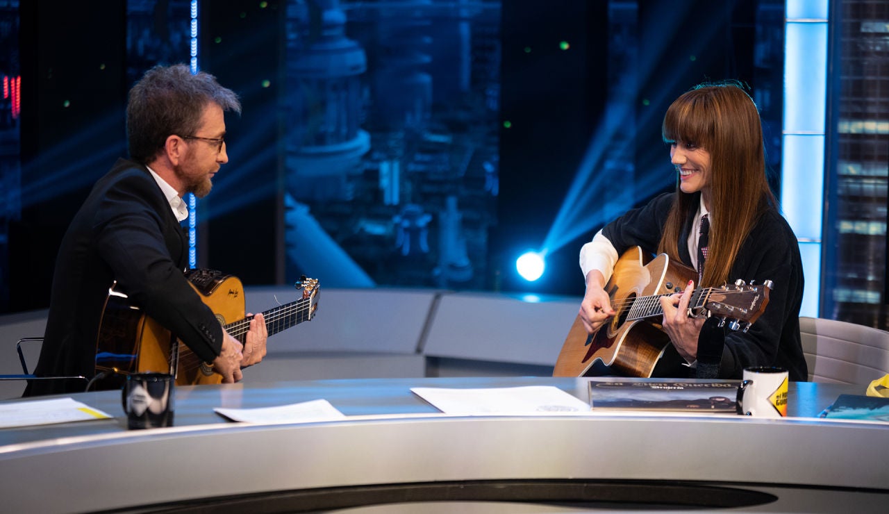 La Bien Querida emociona interpretando 'De Momento Abril' con Pablo Motos a la guitarra La Bien Querida emociona interpretando 'De Momento Abril' con Pablo Motos a la guitarra