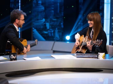 La Bien Querida emociona interpretando 'De Momento Abril' con Pablo Motos a la guitarra