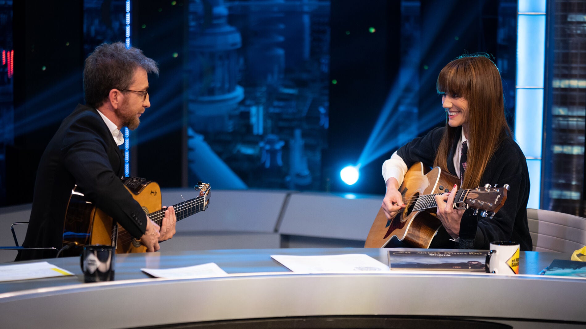 La Bien Querida emociona interpretando 'De Momento Abril' con Pablo Motos a la guitarra