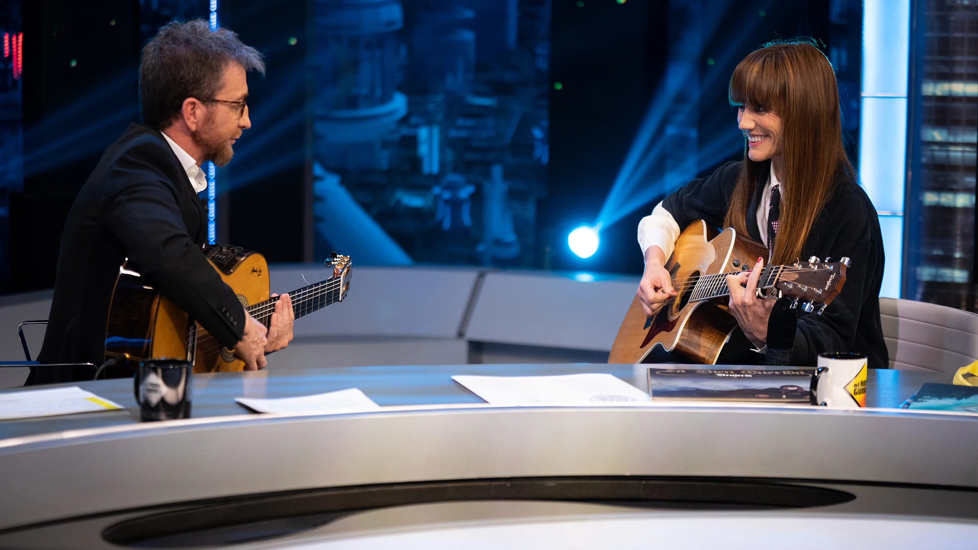 La Bien Querida emociona interpretando 'De Momento Abril' con Pablo Motos a la guitarra La Bien Querida emociona interpretando 'De Momento Abril' con Pablo Motos a la guitarra