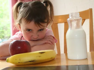 Niña que no quiere comer Niña que no quiere comer