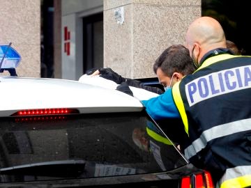 Un hombre apuñala a tres personas en A Coruña y amenaza con suicidarse 