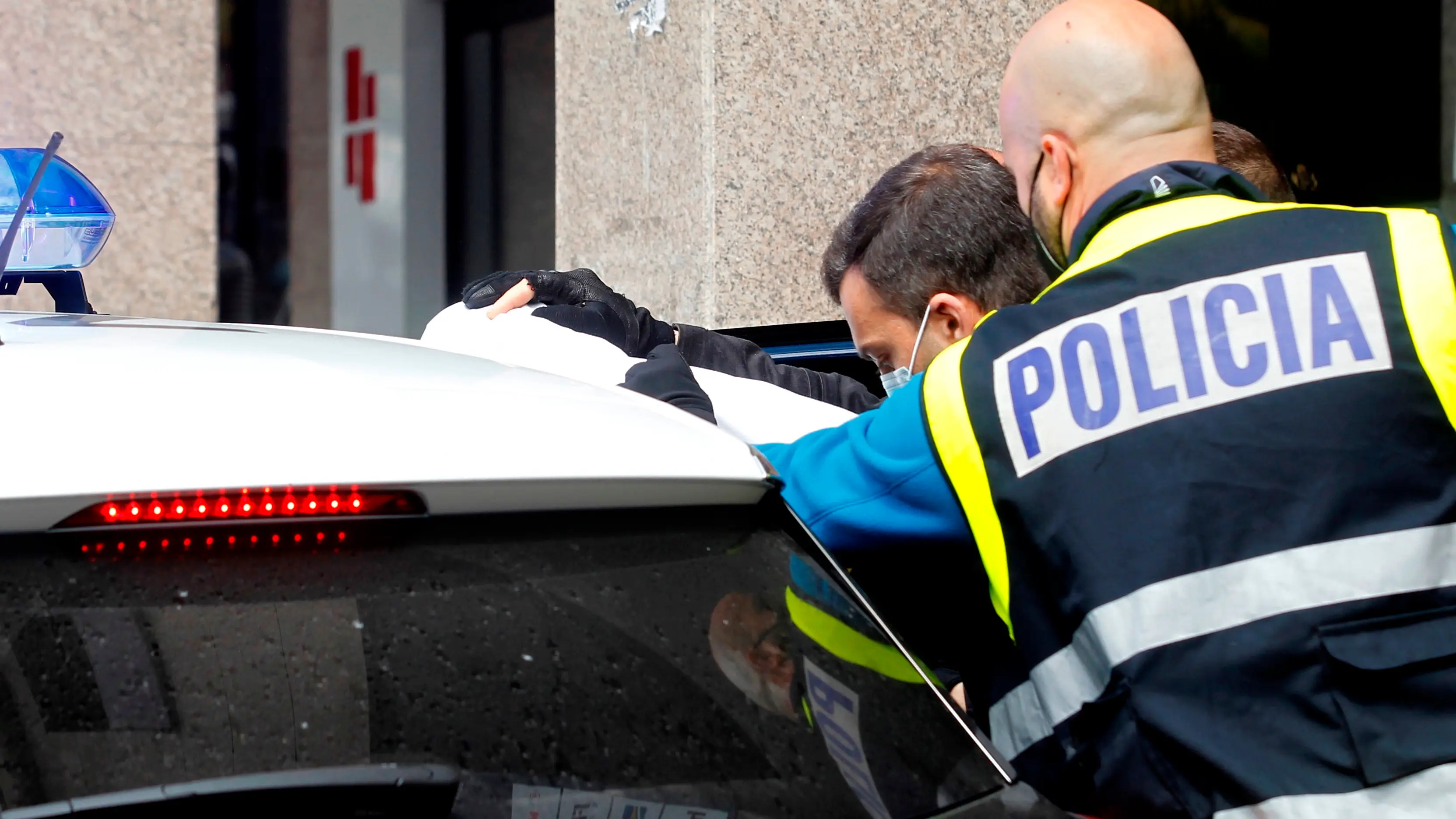 Un hombre apu&ntilde;ala a tres personas en A Coru&ntilde;a y amenaza con suicidarse 