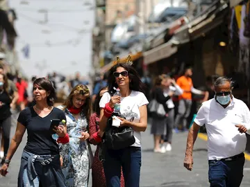 Varias personas caminan por el centro de Jerusalén Varias personas caminan por el centro de Jerusalén