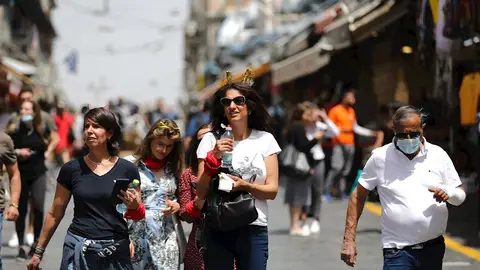 Varias personas caminan por el centro de Jerusalén Varias personas caminan por el centro de Jerusalén