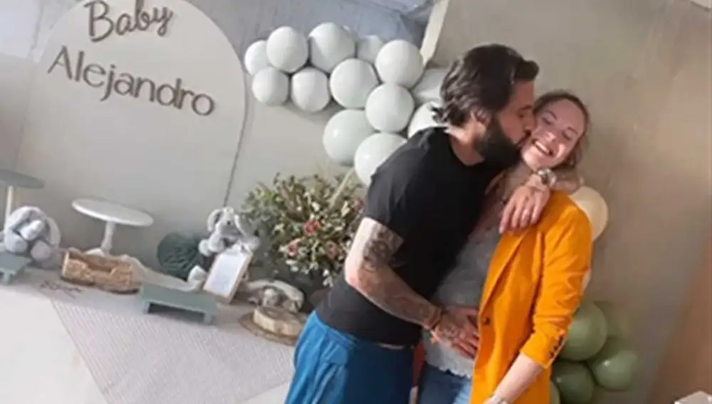 Jessica Bueno en la baby shower junto a Jota Peleteiro