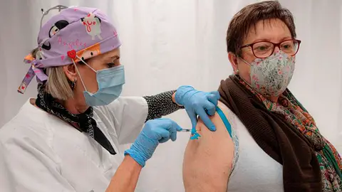 Una mujer vacunándose contra el coronavirus Una mujer vacunándose contra el coronavirus