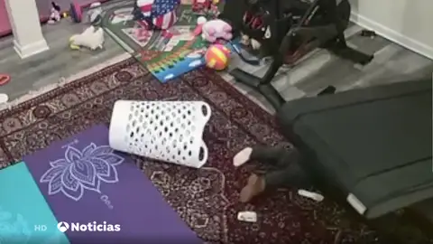 Niño atrapado en la cinta de correr Niño atrapado en la cinta de correr