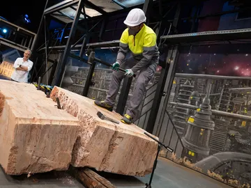 ¿Un "pinchote lubricado"? Marron muestra como partir un gran bloque de mármol ¿Un "pinchote lubricado"? Marron muestra como partir un gran bloque de mármol