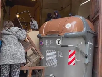 Unos estudiantes levantan una barricada en el rectorado de la Universidad de Barcelona Unos estudiantes levantan una barricada en el rectorado de la Universidad de Barcelona