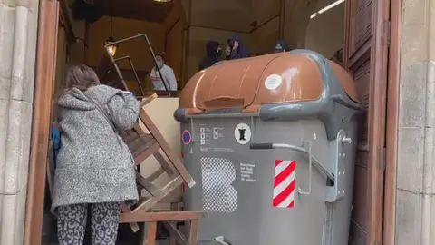Unos estudiantes levantan una barricada en el rectorado de la Universidad de Barcelona Unos estudiantes levantan una barricada en el rectorado de la Universidad de Barcelona