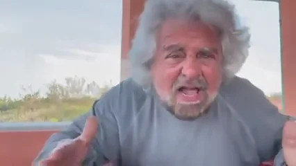 Beppe Grillo defiende a su hijo acusado de violaci&oacute;n y critica a gritos a la prensa: "&iexcl;Periodistas o jueces!"