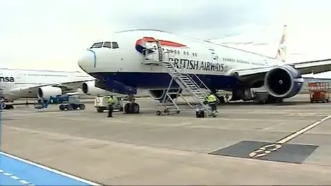 Aviones aparcado en el aeropuerto de Teruel Aviones aparcado en el aeropuerto de Teruel