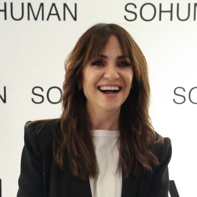 Melani Olivares posando ante los medios