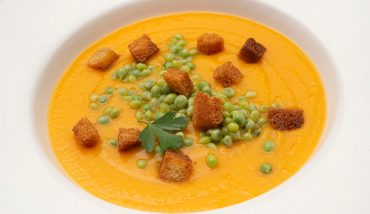 "Receta de restaurante de lujo", de Karlos Arguiñano: crema de boniato y manzana con guisantes "Receta de restaurante de lujo", de Karlos Arguiñano: crema de boniato y manzana con guisantes