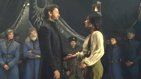 Ben Barnes y Jessie Mei Li en 'Sombra y Hueso' Ben Barnes y Jessie Mei Li en 'Sombra y Hueso'