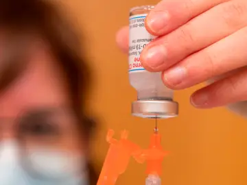 Una enfermera prepara una dosis de la vacuna Moderna