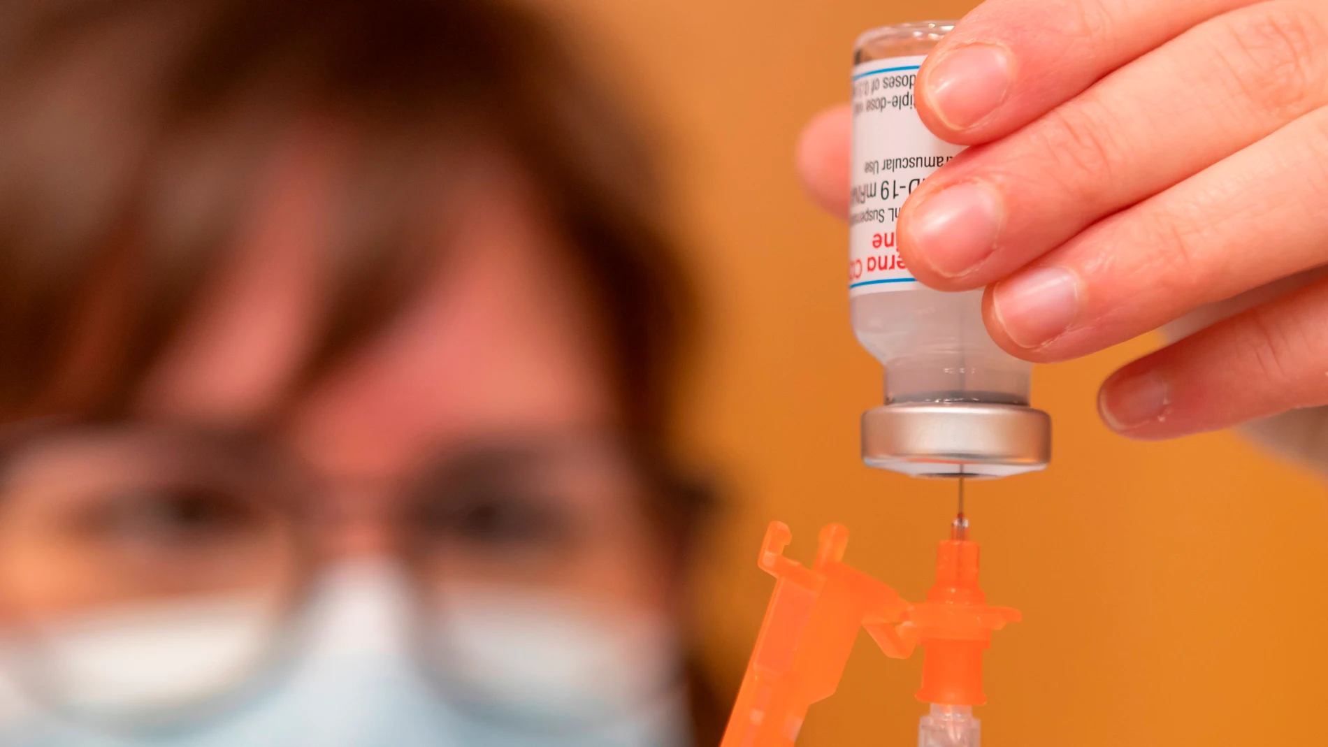 Una enfermera prepara una dosis de la vacuna Moderna