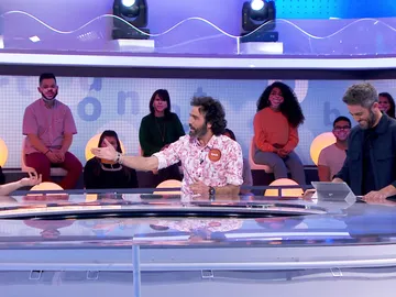 Las coloridas camisas de Javier y Pablo sacan las mejores bromas de Raúl Gómez Las coloridas camisas de Javier y Pablo sacan las mejores bromas de Raúl Gómez