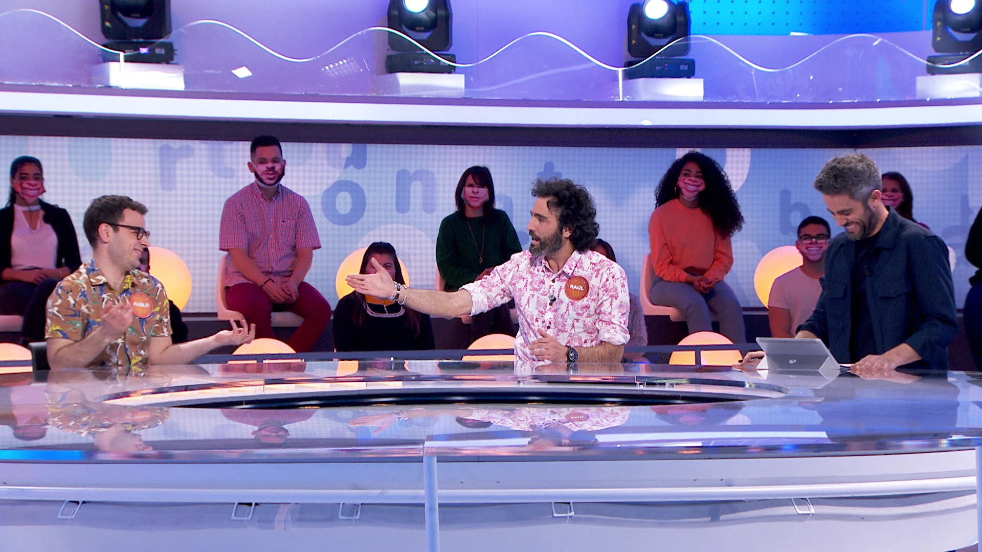 Las coloridas camisas de Javier y Pablo sacan las mejores bromas de Raúl Gómez Las coloridas camisas de Javier y Pablo sacan las mejores bromas de Raúl Gómez