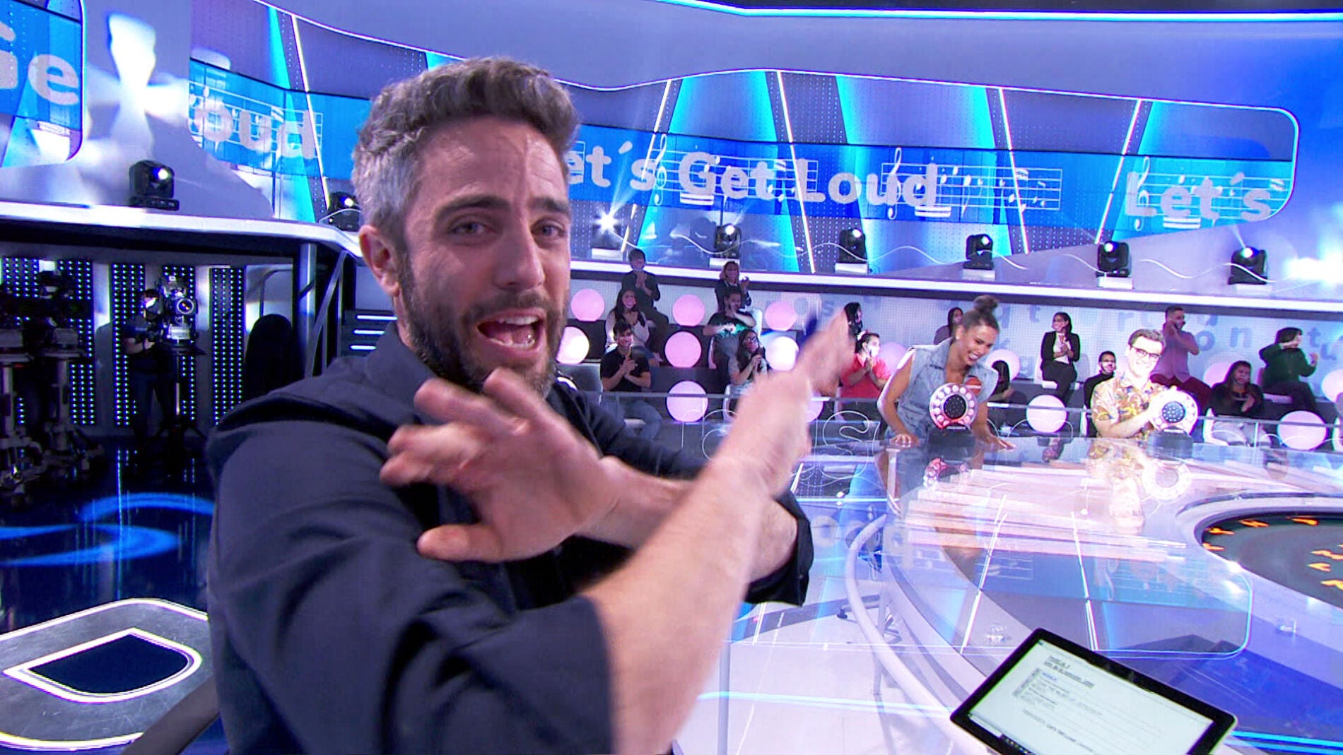 &ldquo;&iexcl;Queremos volver a la bendita normalidad!&rdquo;, Roberto Leal convierte el plat&oacute; de &lsquo;Pasapalabra&rsquo; en una pista de baile