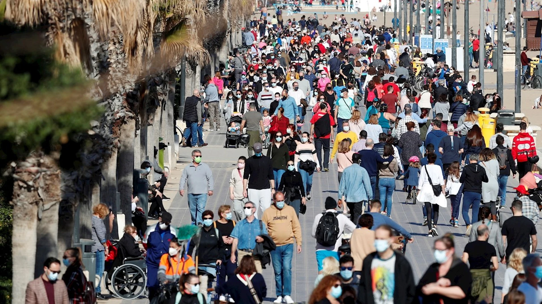 Decenas de personas pasean por el paseo maritimo de playa de la Malvarrosa, en Valencia Decenas de personas pasean por el paseo maritimo de playa de la Malvarrosa, en Valencia
