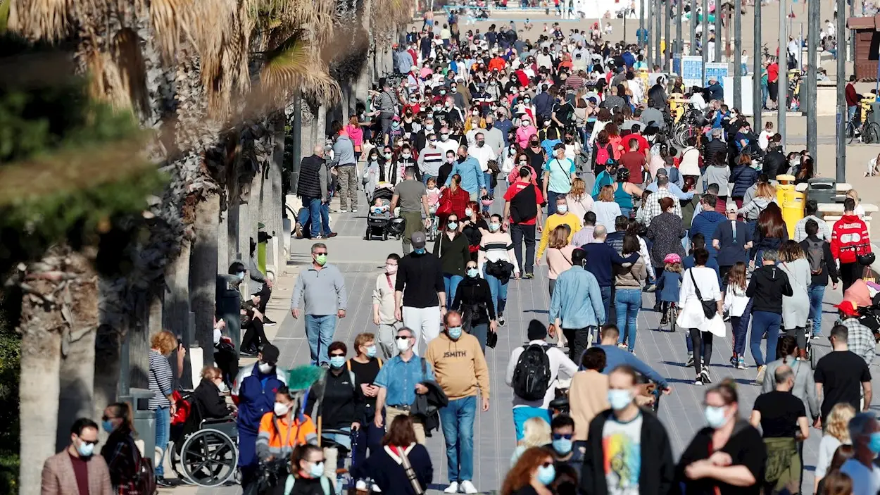 Decenas de personas pasean por el paseo maritimo de playa de la Malvarrosa, en Valencia Decenas de personas pasean por el paseo maritimo de playa de la Malvarrosa, en Valencia
