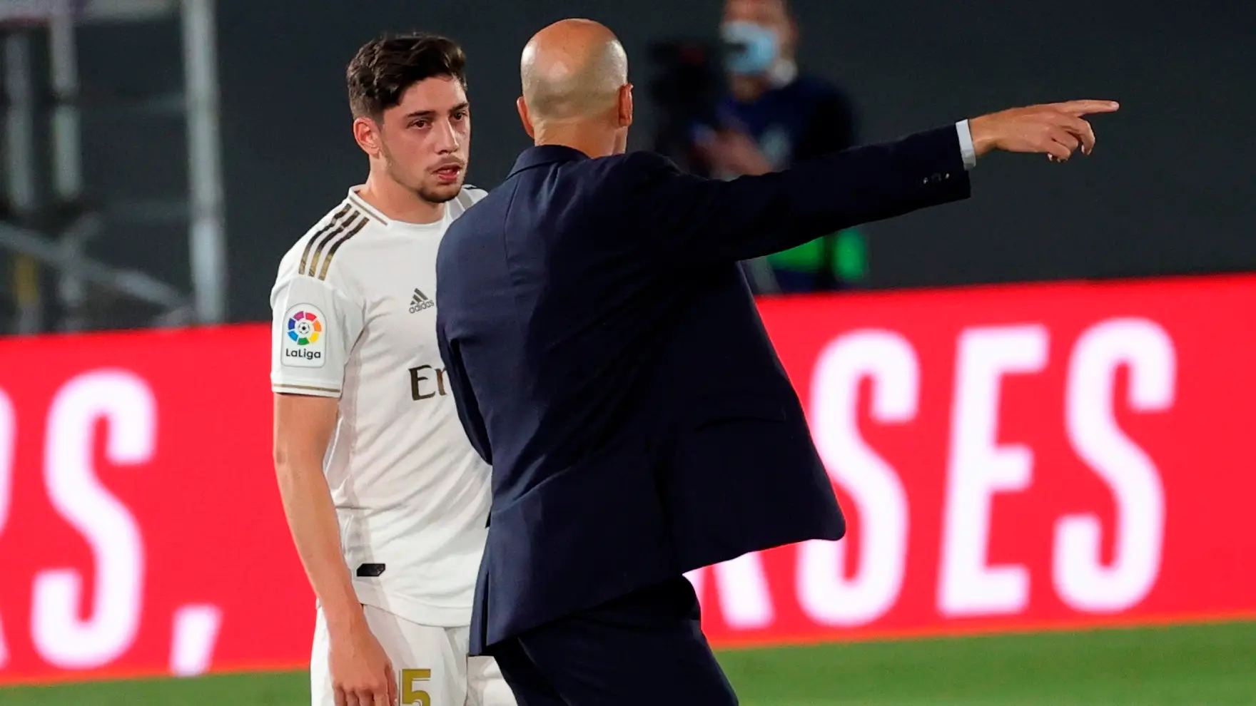 Fede Valverde charla con Zidane