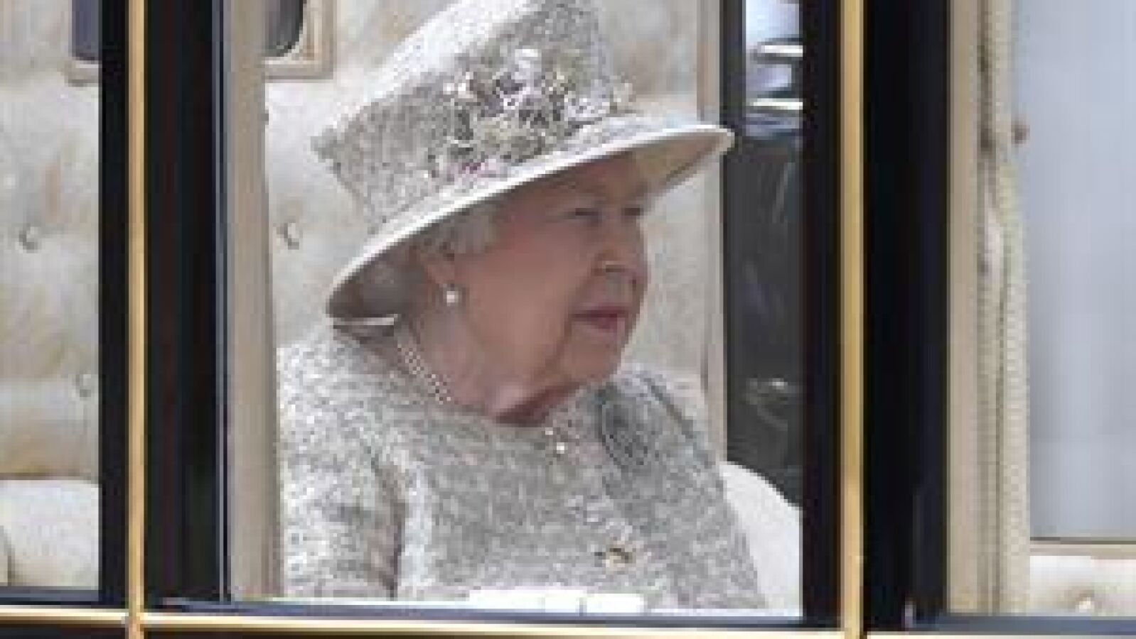 La reina Isabel II de Inglaterra agradece en Twitter las muestras de apoyo en su triste 95 cumpleaños