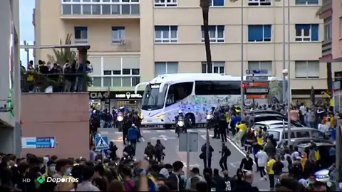 El hostil recibimiento al Real Madrid en Cádiz tras la polémica por la Superliga El hostil recibimiento al Real Madrid en Cádiz tras la polémica por la Superliga