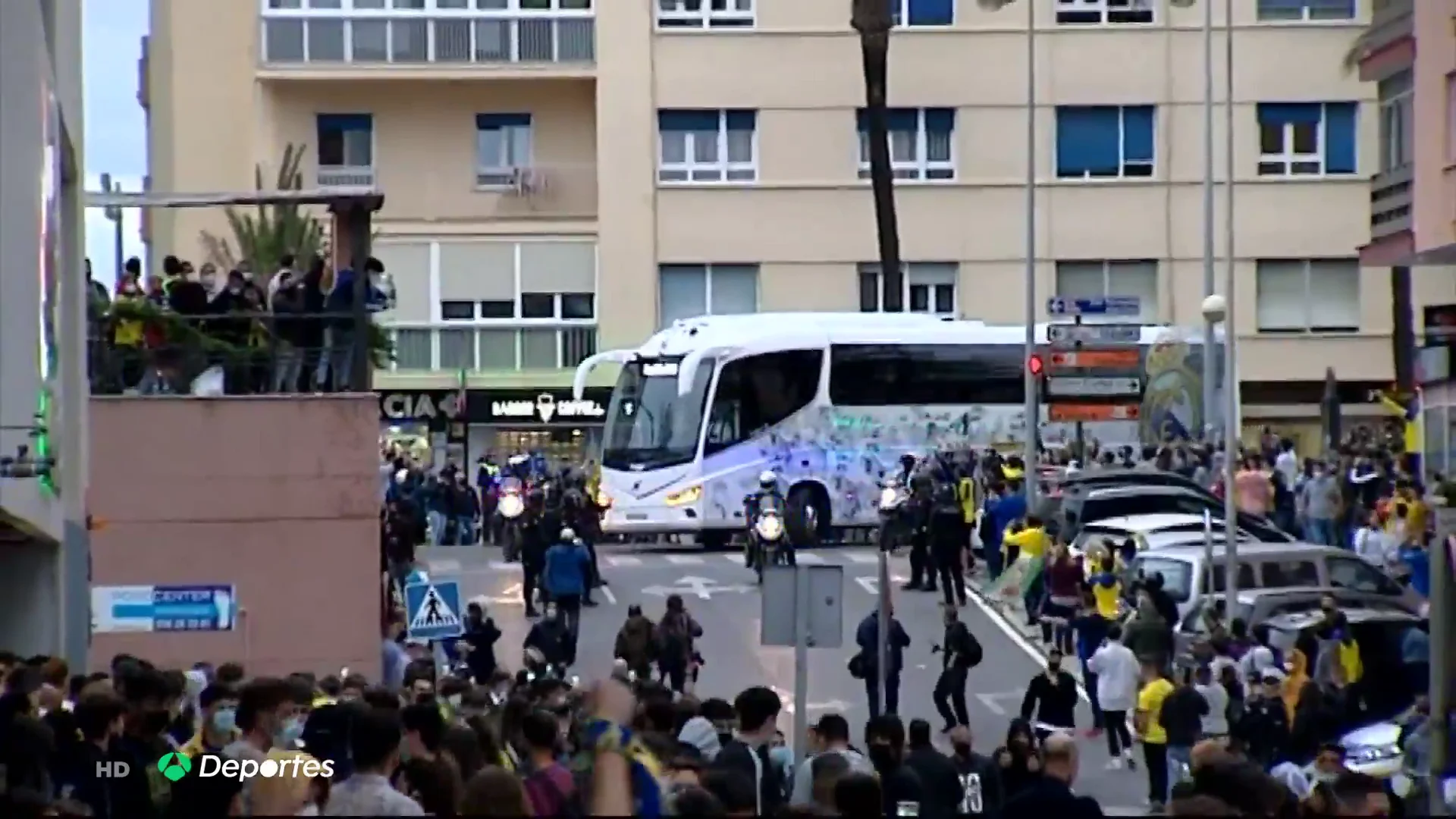 El hostil recibimiento al Real Madrid en C&aacute;diz tras la pol&eacute;mica por la Superliga