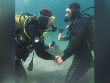 Pedida de mano buceando. 