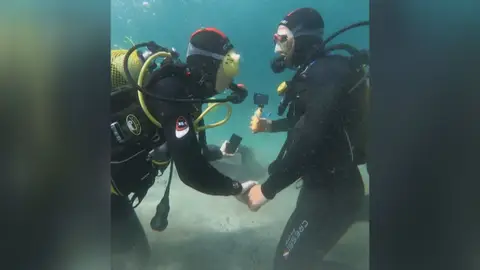Pedida de mano buceando. Pedida de mano buceando.