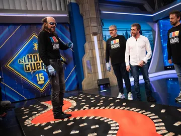 Santiago Segura se somete al camino de la penitencia por perder en el juego del huevo explosivo: "¿Por qué haces la anguila?" Santiago Segura se somete al camino de la penitencia por perder en el juego del huevo explosivo: "¿Por qué haces la anguila?"