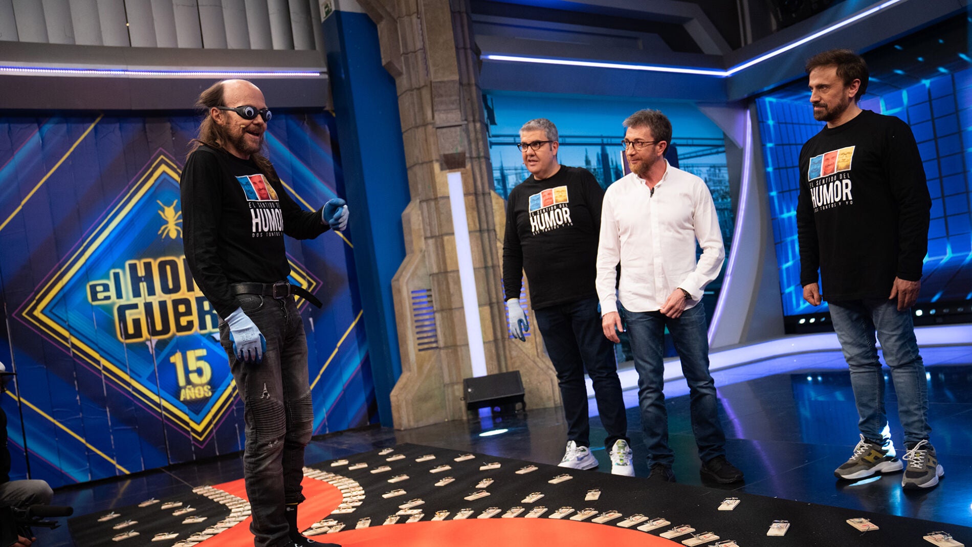 Santiago Segura se somete al camino de la penitencia por perder en el juego del huevo explosivo: "&iquest;Por qu&eacute; haces la anguila?"